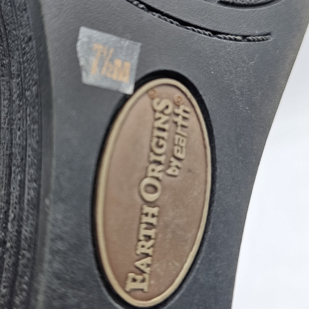 Women’s Black Cutout Leather Sandals - Picture 14 of 14